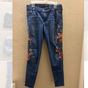 Embroidery cut jeans